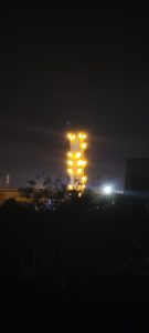 Zavod aus der Ferne in der Nacht