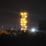 Zavod aus der Ferne in der Nacht