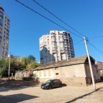 Gebäude in Orenburg am Flussufer des Ural