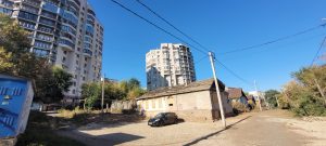 Gebäude in Orenburg am Flussufer des Ural