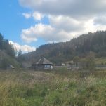 Haus zwischen den Bergen Russland