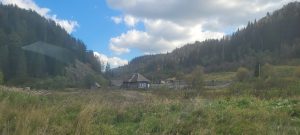 Haus zwischen den Bergen Russland